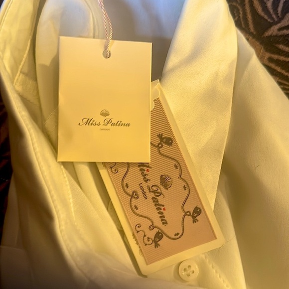 Chic White Blouse with Unique Pocket Design - Picture 3 of 3